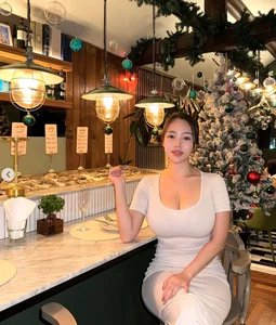 Plus-Size South Korean Blogger Empowers Fans in Tiny Bikini - image 9