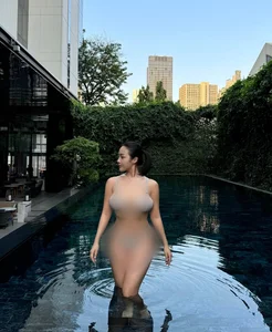 Plus-Size South Korean Blogger Empowers Fans in Tiny Bikini - image 3