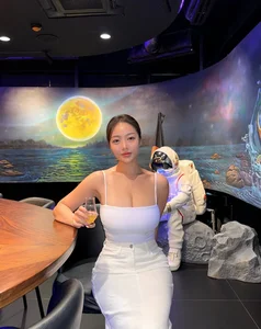Plus-Size South Korean Blogger Empowers Fans in Tiny Bikini - image 2
