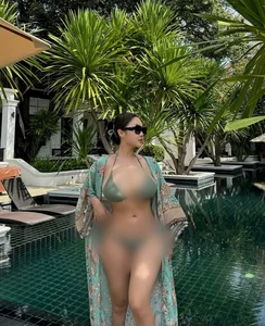 Plus-Size South Korean Blogger Empowers Fans in Tiny Bikini - image 5