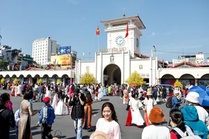 Ho Chi Minh City's Vibrant Tet Atmosphere: Top Spots for Holiday Photography - image 0