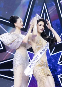 Miss Bùi Quỳnh Hoa: A Reflective Look at 352 Days of Reign Marked by Resilience and Emotion - image 3