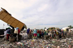 Science Explained: What Would Actually Happen If You Threw Trash Into a Volcano? - image 4