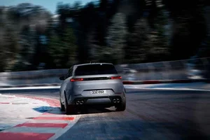 Discover the Exclusive 2026 Range Rover Sport SV Ultimate Edition: A Limited-Run Luxury SUV Masterpiece with High-Performance Engineering and Bespoke Design. - image 7