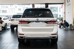 BMW X7 in Vietnam: Massive 800 Million VND Discount at Dealerships - image 0