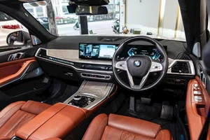 BMW X7 in Vietnam: Massive 800 Million VND Discount at Dealerships - image 1