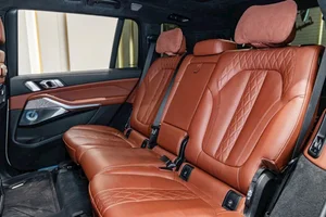 BMW X7 in Vietnam: Massive 800 Million VND Discount at Dealerships - image 3