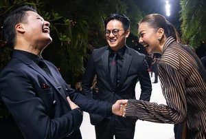 Supermodel Thanh Hang and Her Conductor Husband Make Elegant Fashion Show Appearance - image 6