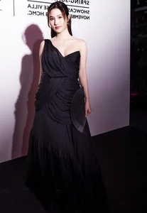 Supermodel Thanh Hang and Her Conductor Husband Make Elegant Fashion Show Appearance - image 9