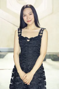 Supermodel Thanh Hang and Her Conductor Husband Make Elegant Fashion Show Appearance - image 4