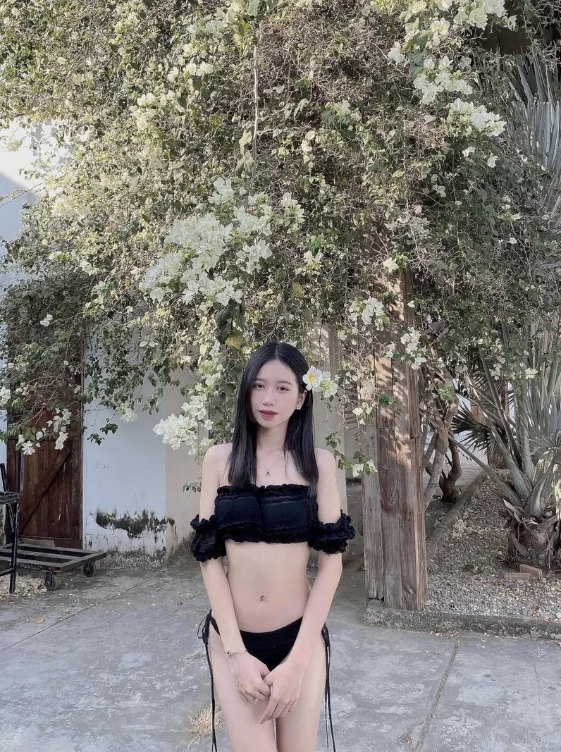 Mirror Selfie Bikini Trends 2026: Stunning and Confident Beachwear Styles
