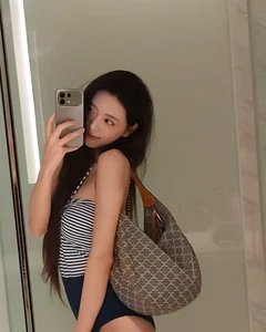 Showbiz Sensation: The Model with the Most Stunning Hourglass Figure - image 4