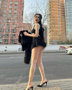 Exploring Modern Streetwear Trends and the Evolution of Bold Influencer Fashion Aesthetics - image 1
