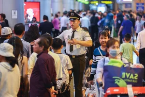 Emotional Reunions as Tan Son Nhat Airport Crowds with Overseas Vietnamese - image 5