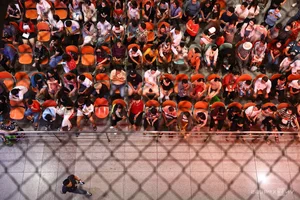 Emotional Reunions as Tan Son Nhat Airport Crowds with Overseas Vietnamese - image 10