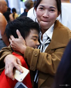 Emotional Reunions as Tan Son Nhat Airport Crowds with Overseas Vietnamese - image 1