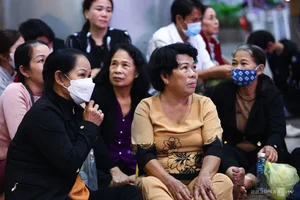 Emotional Reunions as Tan Son Nhat Airport Crowds with Overseas Vietnamese - image 9