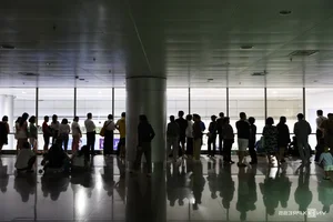 Emotional Reunions as Tan Son Nhat Airport Crowds with Overseas Vietnamese - image 7