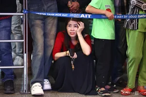 Emotional Reunions as Tan Son Nhat Airport Crowds with Overseas Vietnamese - image 6
