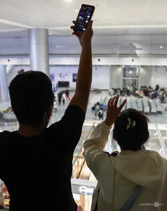 Emotional Reunions as Tan Son Nhat Airport Crowds with Overseas Vietnamese - image 0