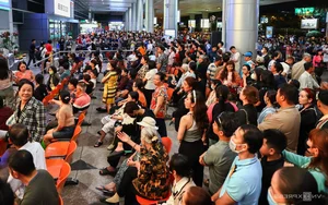 Emotional Reunions as Tan Son Nhat Airport Crowds with Overseas Vietnamese - image 4