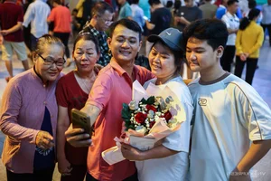 Emotional Reunions as Tan Son Nhat Airport Crowds with Overseas Vietnamese - image 11