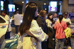 Emotional Reunions as Tan Son Nhat Airport Crowds with Overseas Vietnamese - image 3