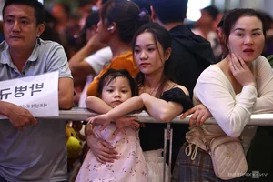 Emotional Reunions as Tan Son Nhat Airport Crowds with Overseas Vietnamese - image 8