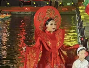 TikToker Pham Thoai Falls from Palanquin During Dramatic Fashion Entrance - image 1