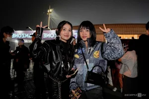 Fans Dress to Impress: The Vibrant Fashion at 'Anh Trai Say Hi' Concerts - image 1