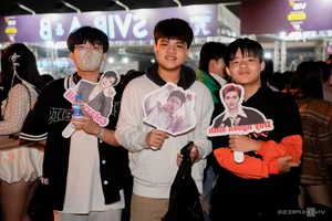 Fans Dress to Impress: The Vibrant Fashion at 'Anh Trai Say Hi' Concerts - image 9