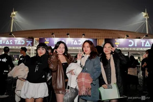 Fans Dress to Impress: The Vibrant Fashion at 'Anh Trai Say Hi' Concerts - image 11
