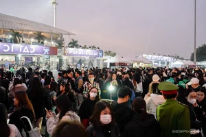 Fans Dress to Impress: The Vibrant Fashion at 'Anh Trai Say Hi' Concerts - image 6