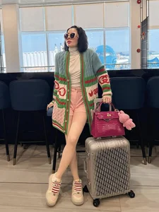 Lệ Quyên’s Street Style: The 'Queen of Tea Rooms' and Her Luxury Bag Collection - image 3