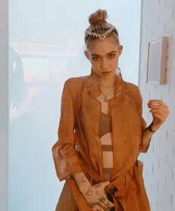 Grimes: The Avant-Garde Style of the Mother of Elon Musk's Son - image 3