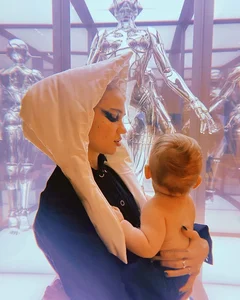 Grimes: The Avant-Garde Style of the Mother of Elon Musk's Son - image 4