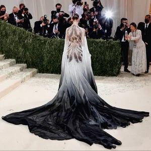 Grimes: The Avant-Garde Style of the Mother of Elon Musk's Son - image 1