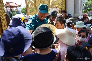 Crowds Gather to Worship the Heart Relic of Bodhisattva Thich Quang Duc - image 3