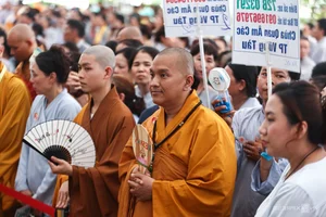 Crowds Gather to Worship the Heart Relic of Bodhisattva Thich Quang Duc - image 2