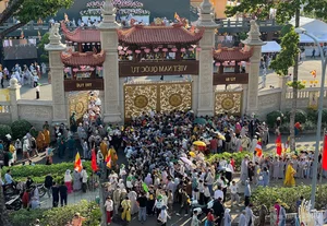 Crowds Gather to Worship the Heart Relic of Bodhisattva Thich Quang Duc - image 1