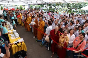 Crowds Gather to Worship the Heart Relic of Bodhisattva Thich Quang Duc - image 8