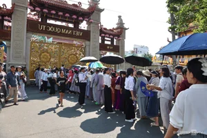 Crowds Gather to Worship the Heart Relic of Bodhisattva Thich Quang Duc - image 10