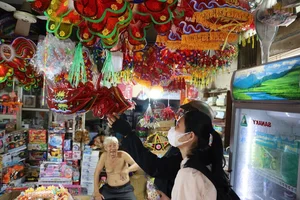 The Struggles and Passion of Artisans in Saigon's Largest Lantern Village - image 7