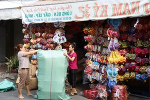 The Struggles and Passion of Artisans in Saigon's Largest Lantern Village - image 4
