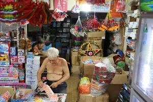 The Struggles and Passion of Artisans in Saigon's Largest Lantern Village - image 2