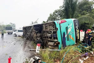 Horrifying Bus Accident on National Highway 14: Passenger Vehicle Overturns with 32 People on Board - image 4