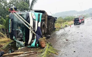 Horrifying Bus Accident on National Highway 14: Passenger Vehicle Overturns with 32 People on Board - image 5