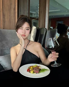 Han Hang Captivates Fans with Elegant Dinner Dress Style - image 6