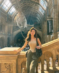 Han Hang Captivates Fans with Elegant Dinner Dress Style - image 10