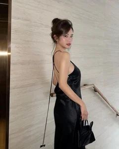 Han Hang Captivates Fans with Elegant Dinner Dress Style - image 4
